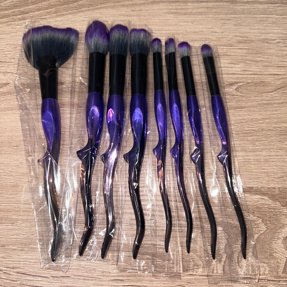 Set of 8 makeup brushes from Peachy Queen website.